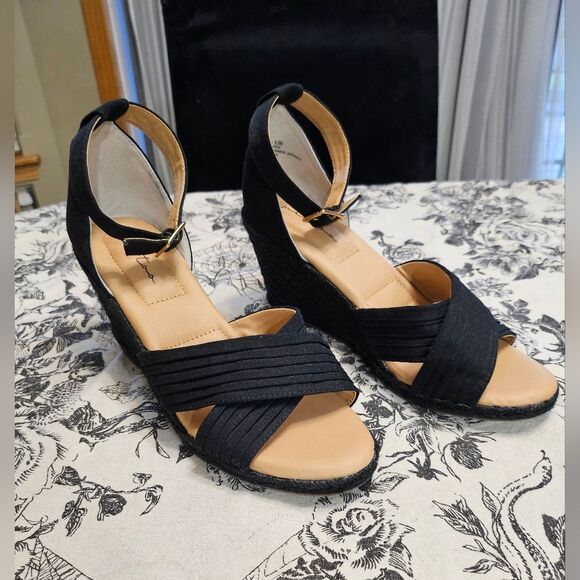 Me Too Open Toe Wedge Black Sandal (LOOK worn once) - Picture 2 of 9